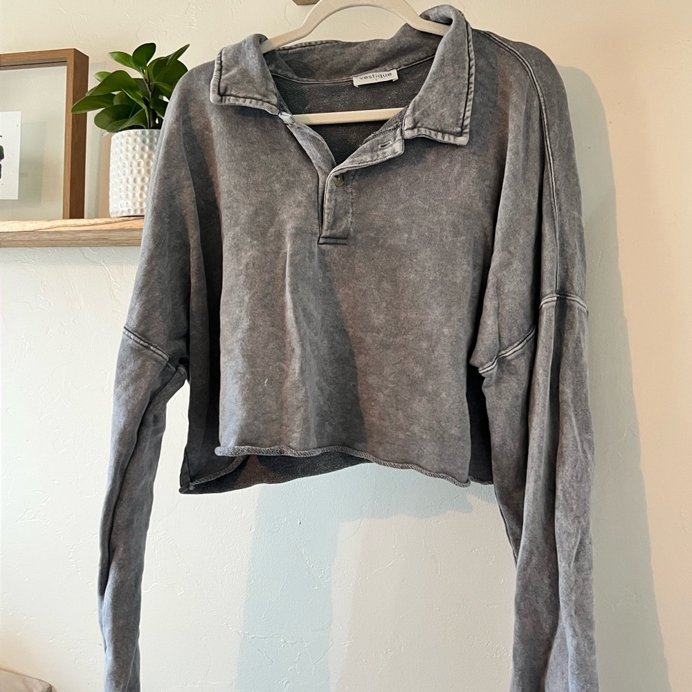 Vestique Washed Gray Cropped Sweatshirt